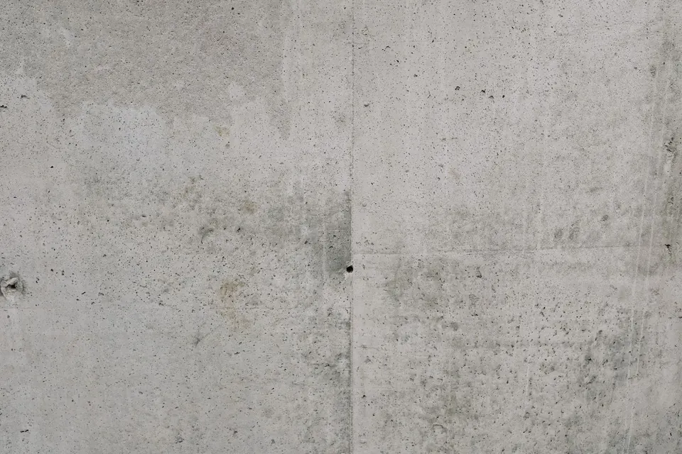 Grijze muur met een betonlook afwerking